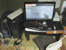 gimeia氏のゲーム環境。左が現在のメインマシンでCore 2 Extreme QX9650とGeForce 8800 GTS 搭載ビデオカードを中心とした構成