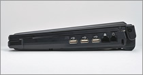 USB 2.0端子は本体右側面に集中して三つを装備