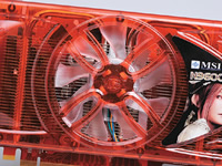 クーラーの大型化により、冷却性能を高めながら騒音も抑えている。赤いカバーはファンの風を効率的に利用するためで、内部にはヒートパイプも搭載している。また、ファンブレードには同社開発の独自形状のものを採用