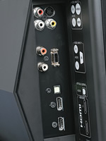 HDMIやD5端子といった使用頻度の高い端子は、アクセスしやすい本体左側面に装備